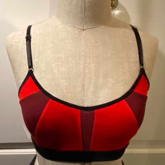 ALO Yoga Tops - ALO YOGA RED MULTI SPORTS BRA SZ M